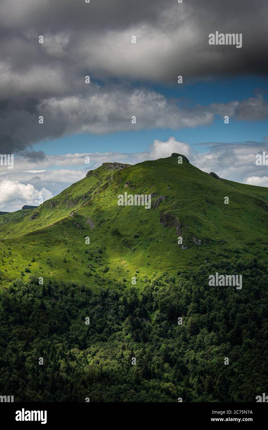Der Blick vom Pas de peyrol, einem Bergpass in auvergne, cantal Frankreich, Landspitze, mit bewölktem Himmel, Wandern, Abenteuerurlaub. Stockfoto