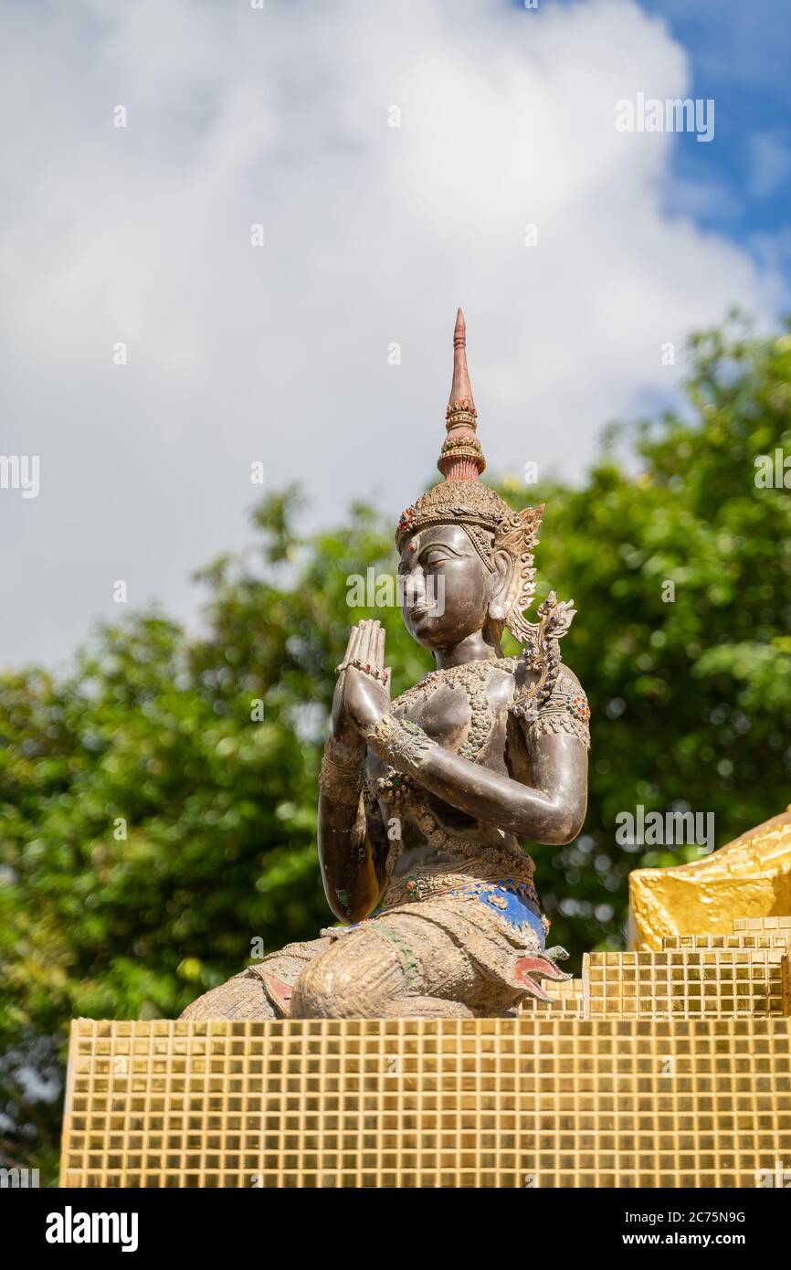 Traditionelle Figur der Deva (Engel), umklammernde Hand, im Thai-Stil am öffentlichen Tempel der südlichen Region von Thailand. Stockfoto