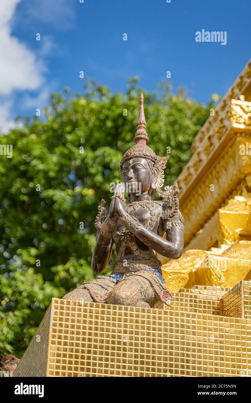 Traditionelle Figur der Deva (Engel), umklammernde Hand, im Thai-Stil am öffentlichen Tempel der südlichen Region von Thailand. Stockfoto