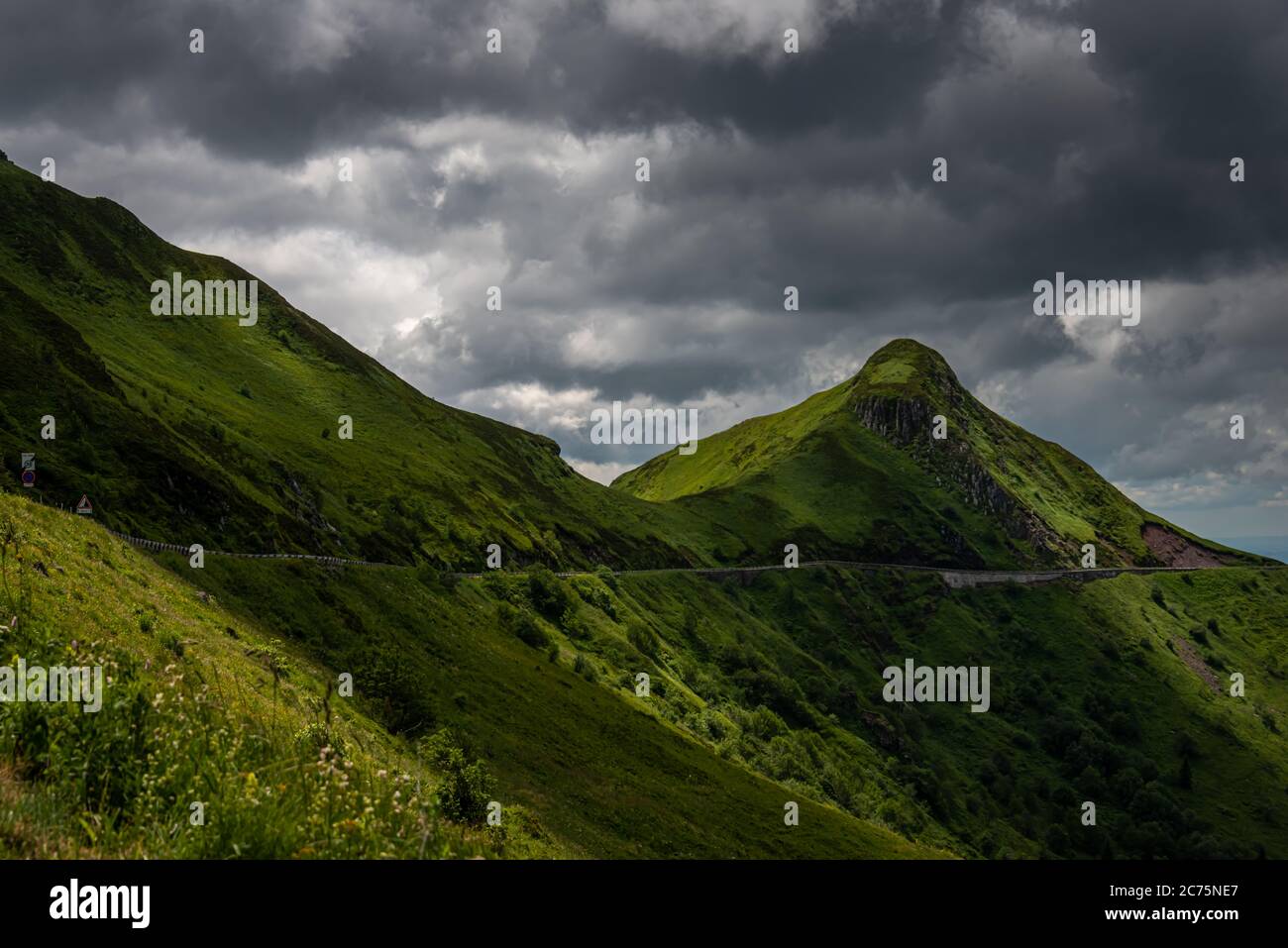 Bergstraße oder Pass, Pas de peyrol, auvergne, cantal Frankreich, Landspitze, mit bewölktem Himmel, Wandern, Abenteuer Urlaub. Stockfoto