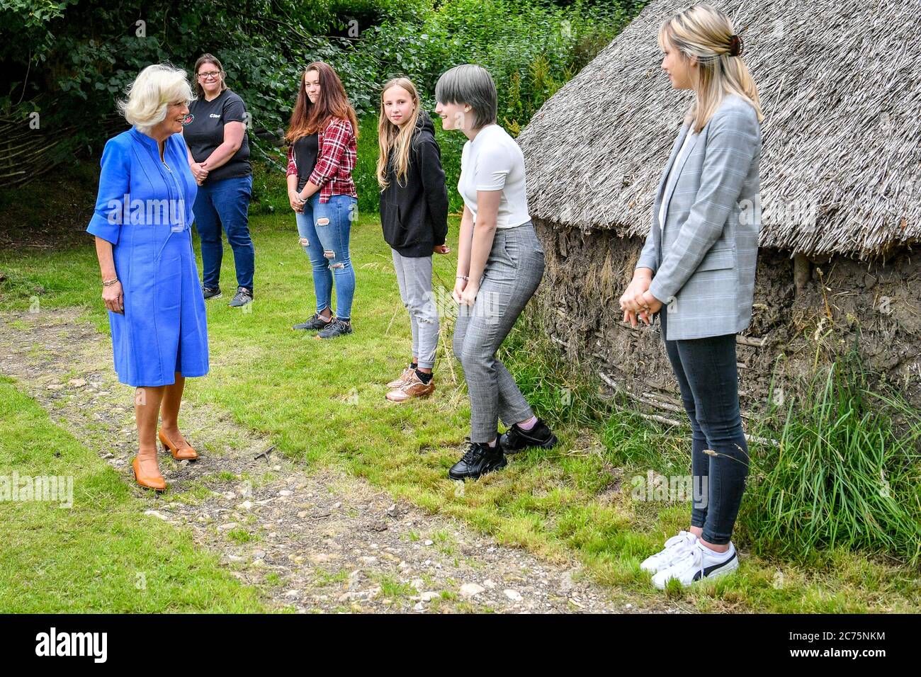 Die junge Betreuerin Allanna O'Brien trifft die Herzogin von Cornwall während eines Besuchs im Youth Action Wiltshire Oxenwood Outdoor Activity Centre in der Nähe von Marlborough, Wiltshire, wo sie junge Betreuer trifft und das Zentrum wiedereröffnet, das während der Coronavirus-Sperre geschlossen wurde. Stockfoto