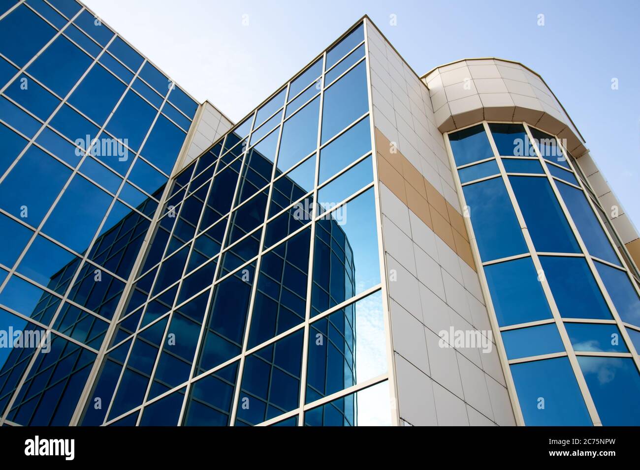Firmengebäude, modernes Bürogebäude mit Glasfenstern und blauem Himmel am Morgen. Hochhäuser mit Spiegelungen Stockfoto