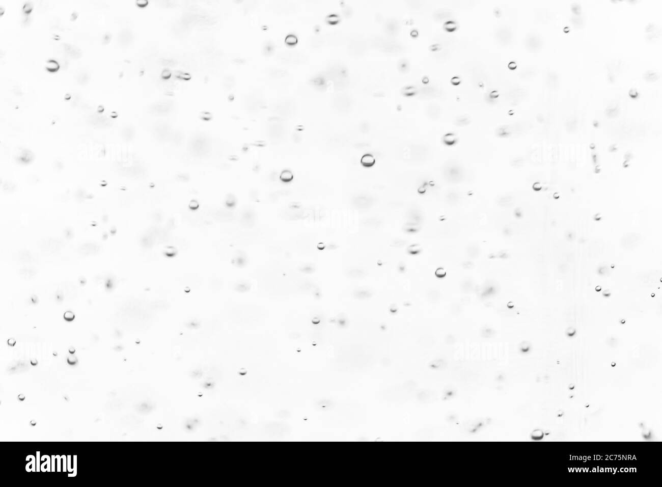 Monochromer Hintergrund mit Luftblasen in der Flüssigkeit. Gelreiniger. Abstrakter Hintergrund für Design. Stockfoto