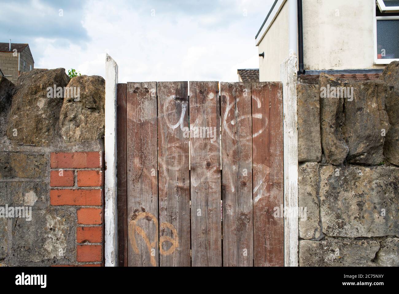 Streeets rund um Oldfield Park Station, Bath, einschließlich Grafitti, und Mauerwerk. Stockfoto