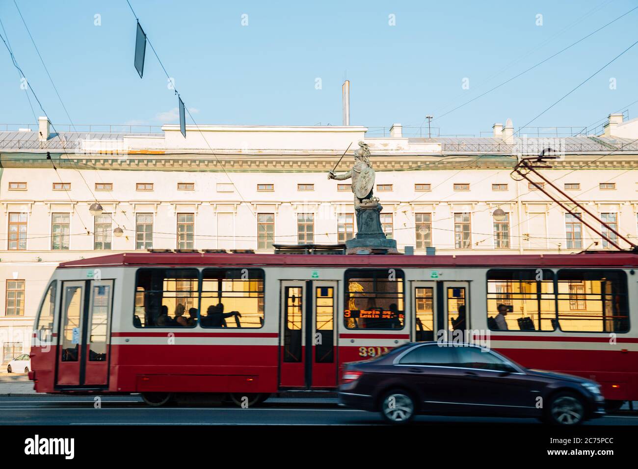 Sankt Petersburg, Russland - 17. August 2019 : A.V. Suworow-Statue und alte Straßenbahn Stockfoto