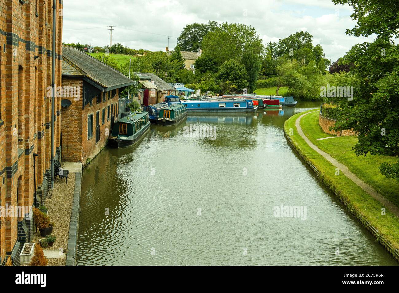 Landschaftsansicht des Grand Union Canal von der Straßenbrücke im Dorf Blisworth, Northamptonshire, Großbritannien. Stockfoto