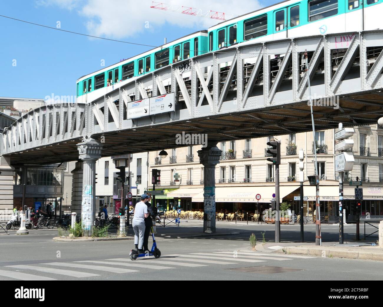 Paris, Frankreich. Juli 11. 2020. Zwei Männer auf einem Elektroroller, die unter der Bercy-Brücke im Touristenviertel vorbeifahren. Ein umweltfreundliches und sparsam. Stockfoto