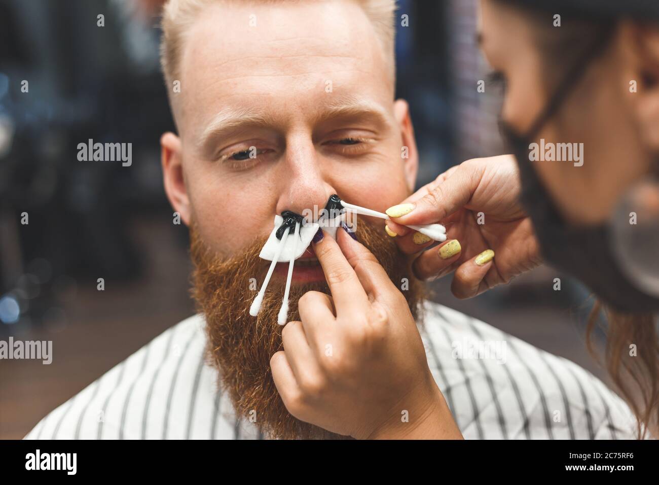 Entfernen von Haaren aus der Nase mit Wachs in Friseurladen, männliche Schönheit und Pflege-Konzept Stockfoto