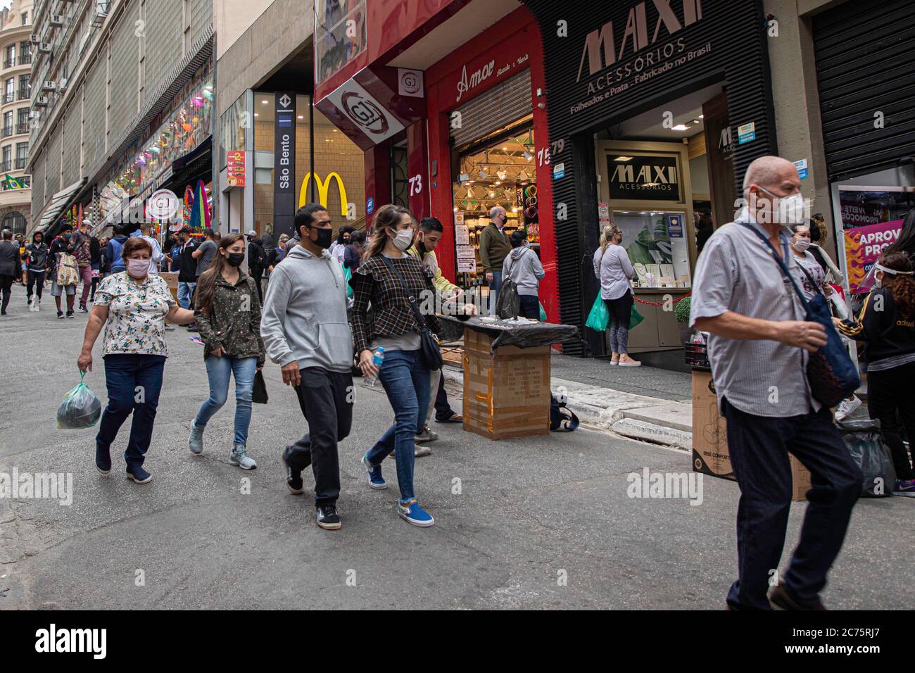 SÃO PAULO, SP - 14.07.2020: ÍNDICE DE ATIVIDADE ECONÔMICA LEVE ALTA - Bewegung der Menschen auf 25 de Março Street, São Paulo&#3kommerzialcial Zentrum, an diesem Dienstag Morgen (14). Der Central BAMP;#39;s Economic Activity Index veröffentlicht tod heute leicht gestiegen, aber kam unter den Erwartungen. (Foto: Bruno Rocha/Fotoarena) Stockfoto