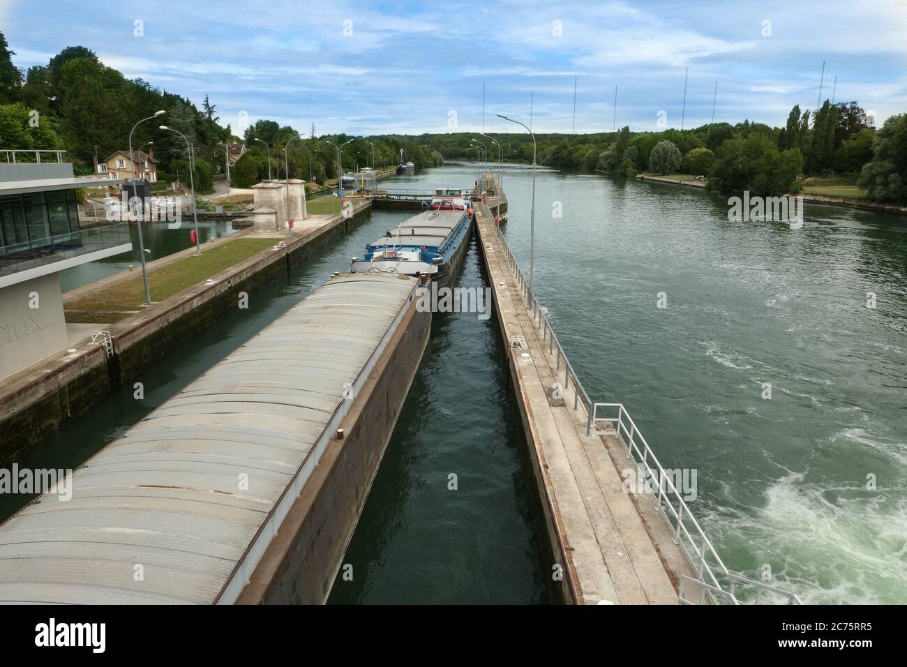 Evry, Frankreich. Juli 04. 2020. Staudamm an der seine südlich von Paris. Barge in einem Schloss, das mit Wasser füllt, um den Tropfen zu passieren. Stockfoto