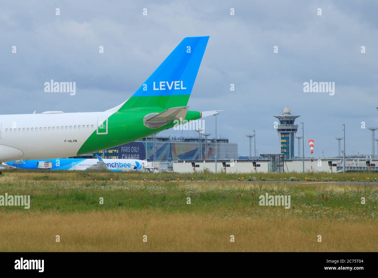Orly, Frankreich. Juni 28. 2020. Flugzeug verschiedener Fluggesellschaften auf dem Asphalt des Orly Flughafen geparkt. Stockfoto