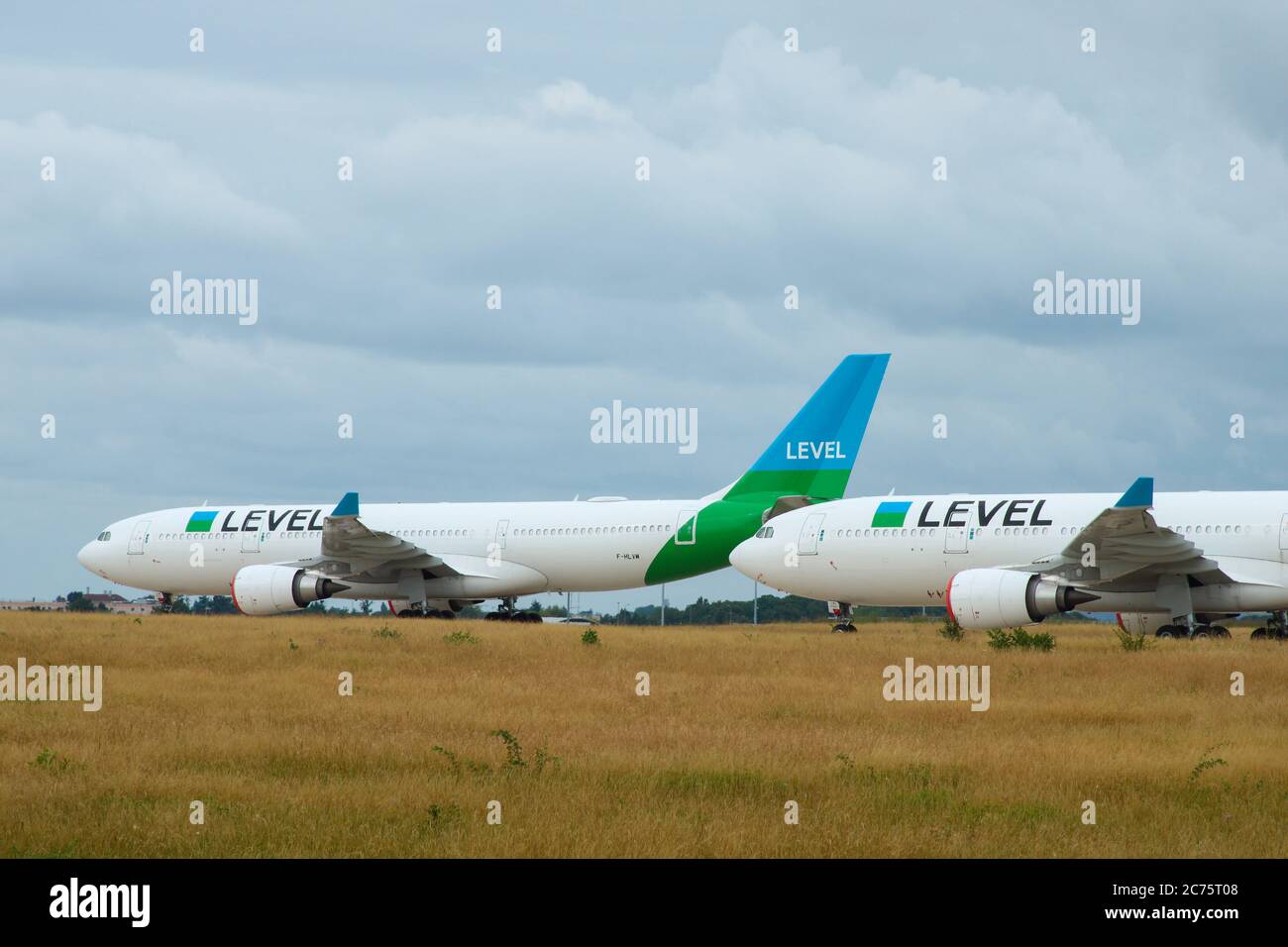 Orly, Frankreich. Juni 28. 2020. Flugzeug verschiedener Fluggesellschaften auf dem Asphalt des Orly Flughafen geparkt. Stockfoto