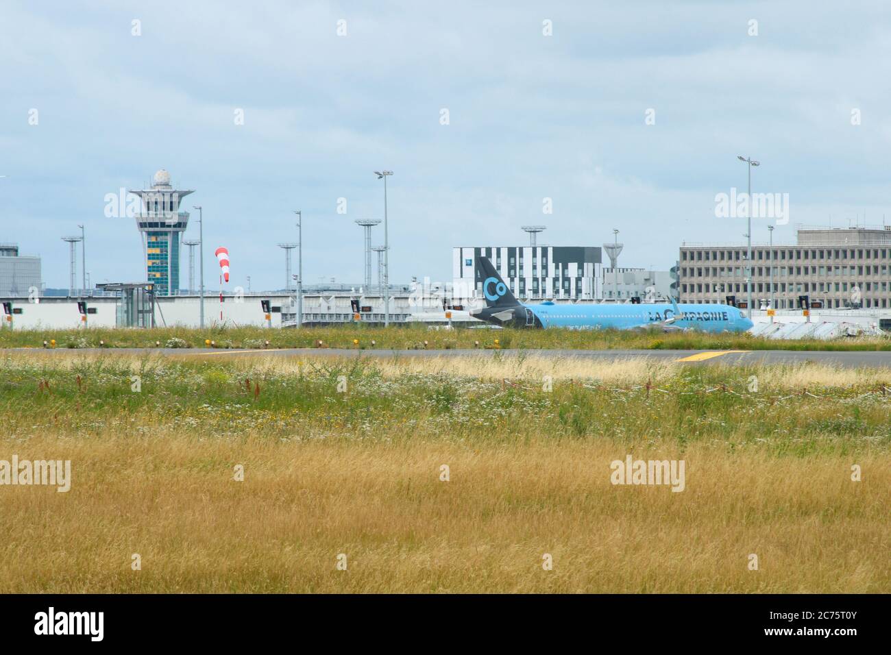 Orly, Frankreich. Juni 28. 2020. Flugzeug verschiedener Fluggesellschaften auf dem Asphalt des Orly Flughafen geparkt. Stockfoto