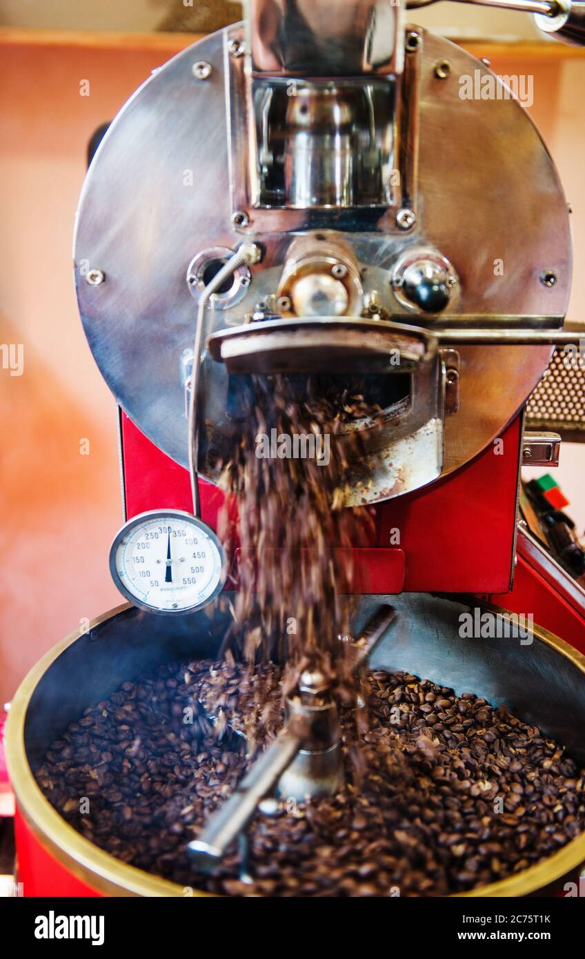 Kaffeebohnen werden in einem kommerziellen Kaffeeröster, Boquete, Panama, Mittelamerika geröstet Stockfoto