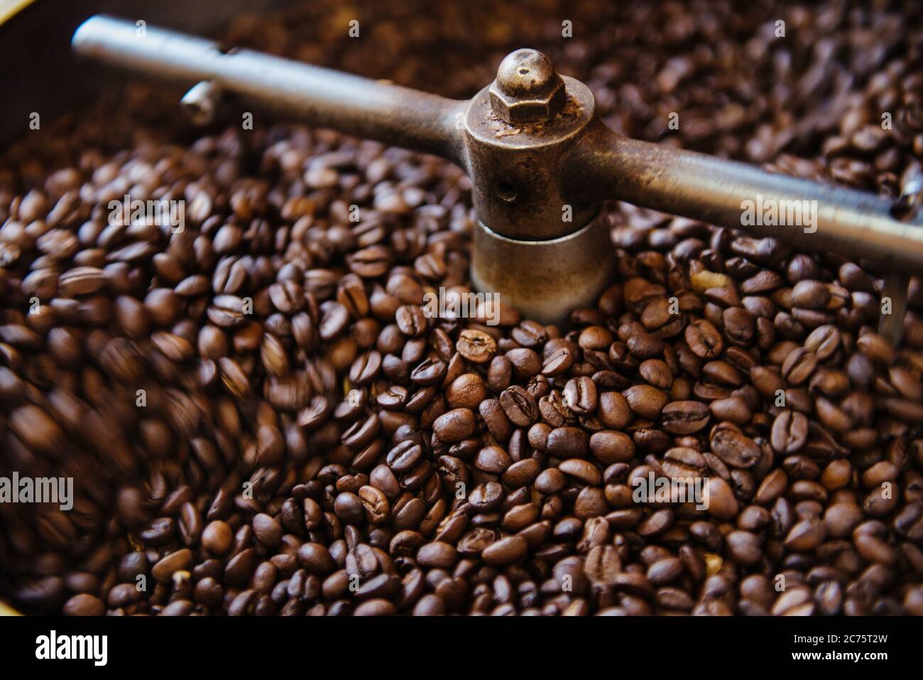 Kaffeebohnen werden in einem kommerziellen Kaffeeröster, Boquete, Panama, Mittelamerika geröstet Stockfoto