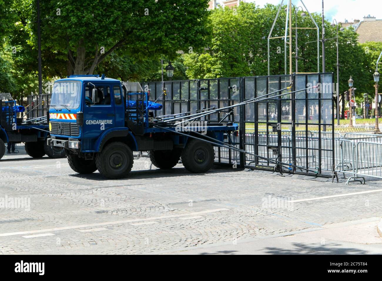 Paris, Frankreich. Juni 06. 2020. Fahrzeuge der Gendarmerie geparkt für die Überwachung von touristischen Standorten. Polizeigruppe und Demonstration in der Nähe Stockfoto