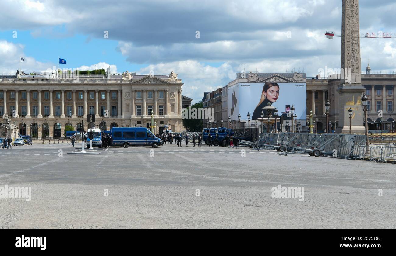 Paris 06 Juni 2020 Fahrzeuge des Gendarms für die Überwachung von touristischen Standorten geparkt. Polizeigruppe und Demonstration in der Nähe historischer Denkmäler. Stockfoto
