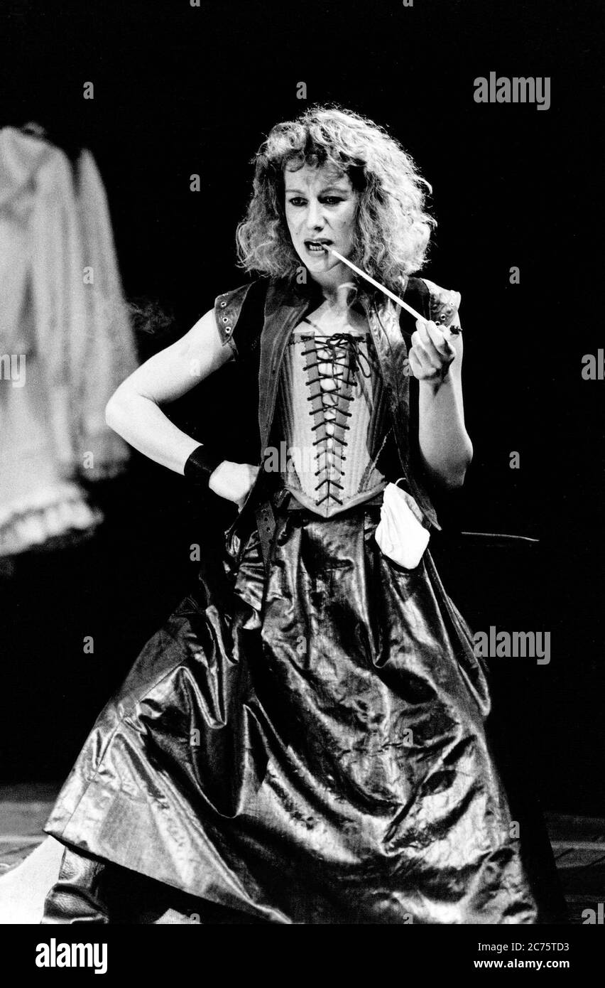 Helen Mirren (Moll Cutportemonnaie) in THE ROARING GIRL von Thomas Middleton & Thomas Dekker bei der Royal Shakespeare Company (RSC), Royal Shakespeare Theatre, Stratford-upon-Avon, England 13/01/1983 Design: Chris Dyer Beleuchtung: Leo Leibovici Kämpfe: Malcolm Ranson Regie: Barry Kyle Stockfoto