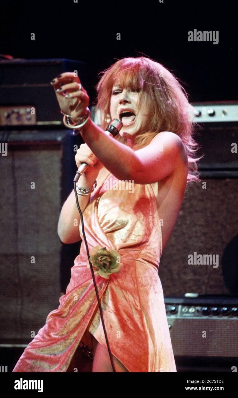 Helen Mirren (Maggie / Vocals) in TEETH 'N' SMILES geschrieben & Regie ...