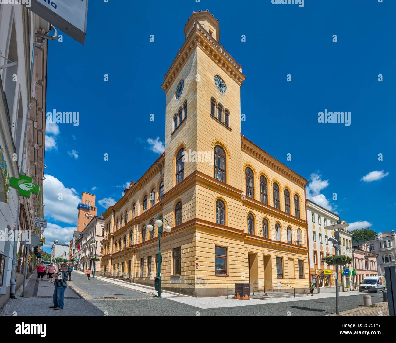 Altes Rathaus, heute Stadtbibliothek, in Dolni namesti in Jablonec nad Nisou in Liberecky kraj (Region Liberec), Böhmen, Tschechische Republik Stockfoto