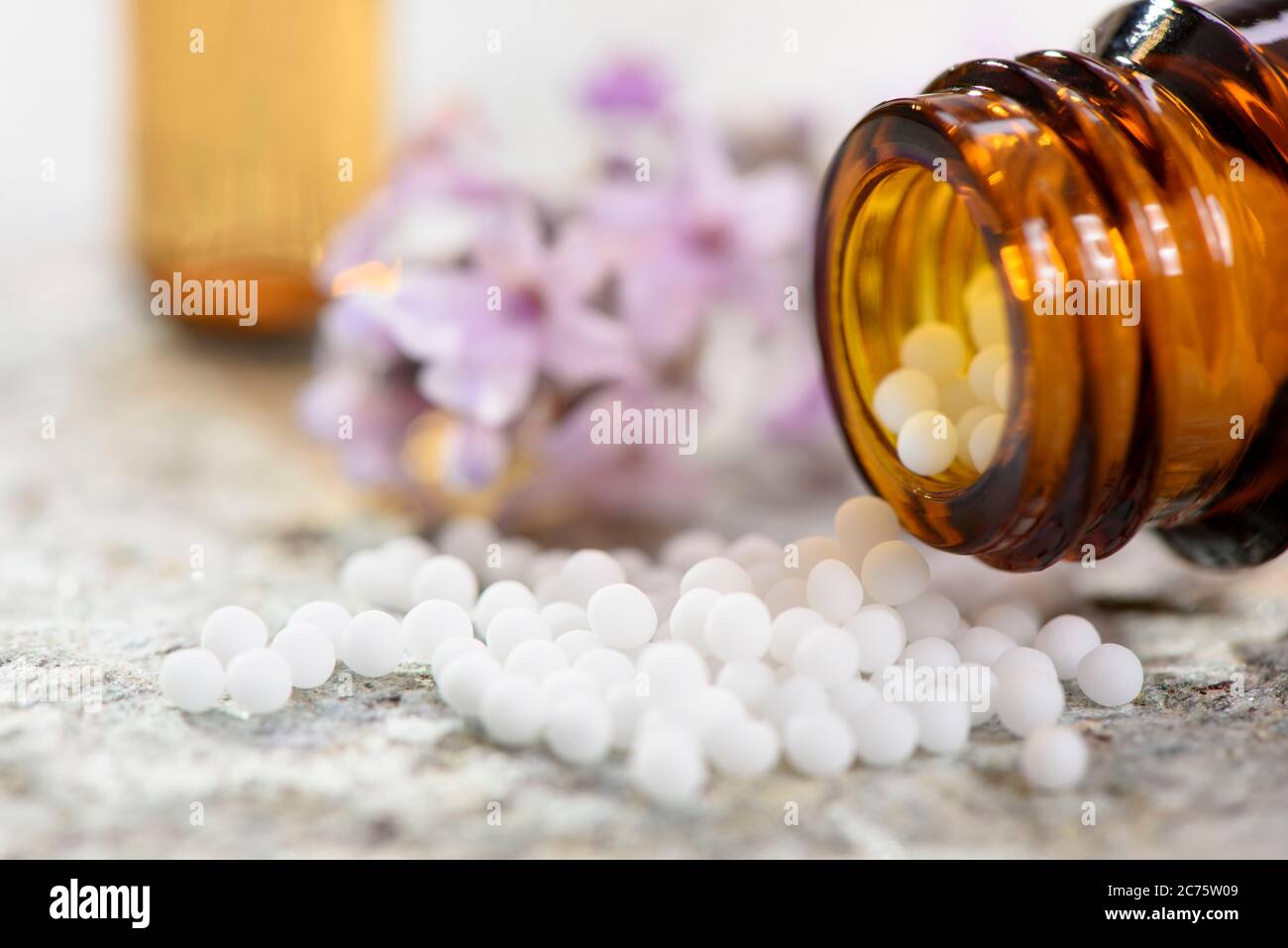 Alternative Medizin mit pflanzlichen und homöopathischen Pillen Stockfoto