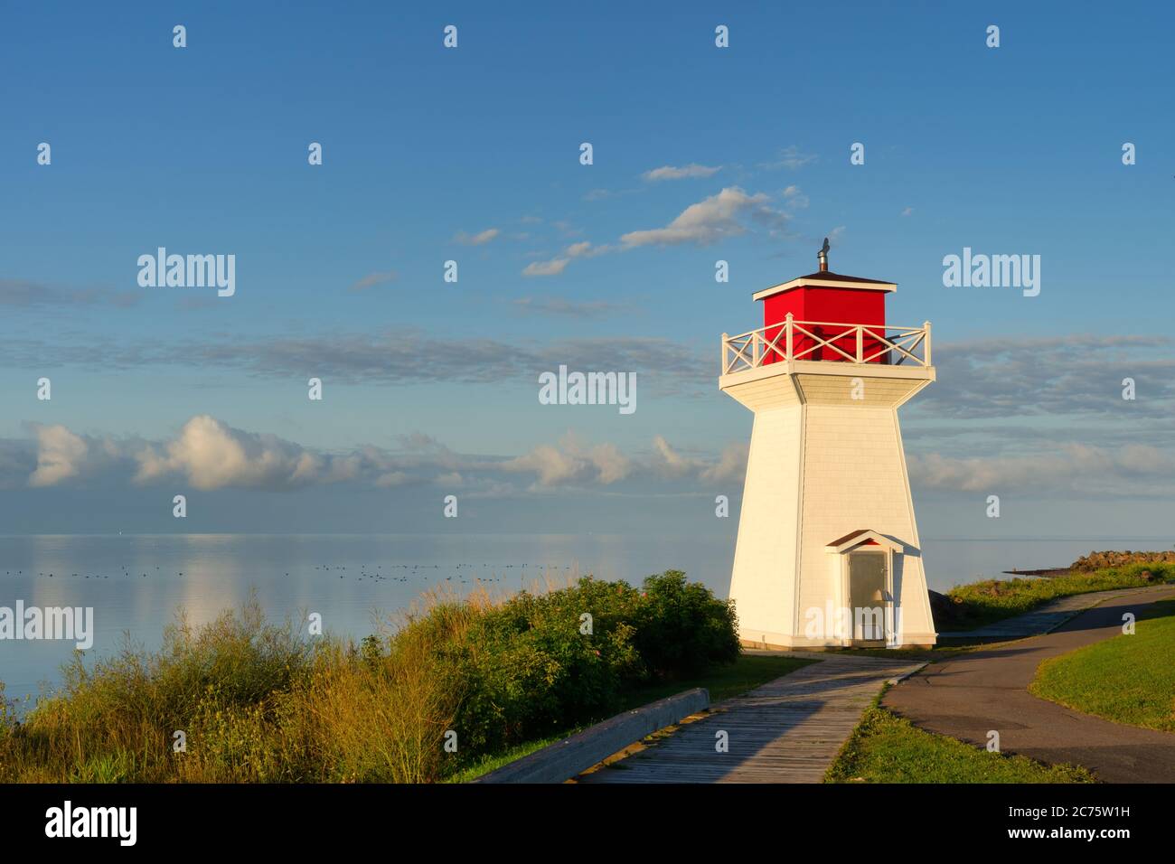 Range Licht oder Leuchtturm mit Blick auf ruhigen Gewässern von Summerside Hafen, Prince Edward Island, Kanada Stockfoto