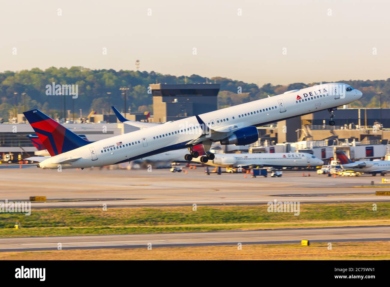 Atlanta, Georgia - 3. April 2019: Delta Air Lines Boeing 757-300 Flugzeug am Flughafen Atlanta (ATL) in Georgia. Boeing ist ein amerikanischer Flugzeughersteller Stockfoto