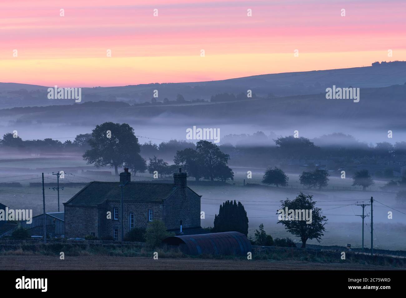 Eine lebendige Dämmerung Himmel kontrastiert mit der kühlen Tönen der nebligen Landschaft in der Nähe von embsay Behälter (Skipton) auf einem perfekt noch September Morgen. Stockfoto