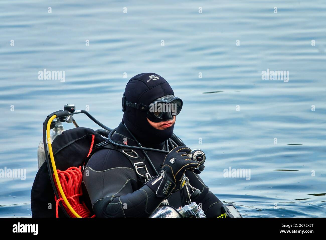 Wolfsburg, 10. Mai 2020: Taucherin mit Neoprenanzug und Atemgerät vor dem  Tauchen in das Wasser des Allersee Stockfotografie - Alamy