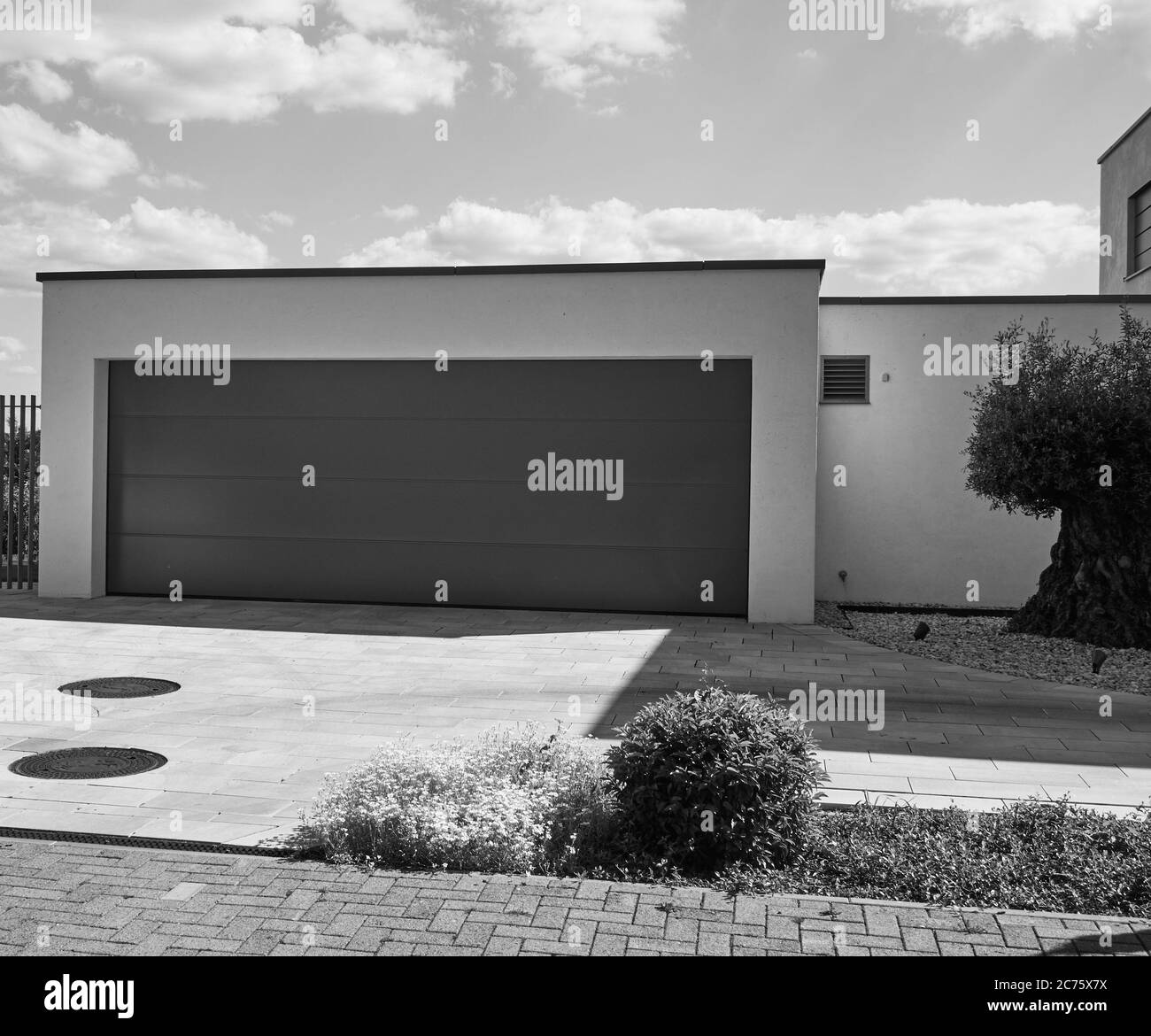 Steinhude, 29. Mai 2020: Doppelgarage mit großer Tür auf einem Neubau, minimalistisch schwarz-weiß Stockfoto