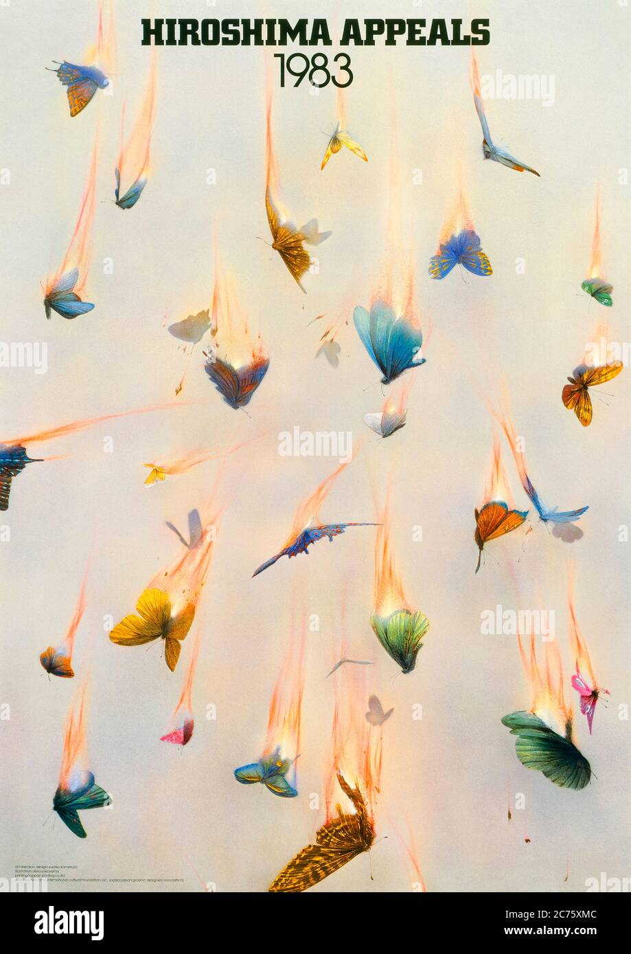 Hiroshima Appeals 1983 Poster zeigt bunte Schmetterlinge, die nach dem Abwurf der Atombombe durch den Himmel fallen, entworfen von dem japanischen Grafiker Yusaku Kamekura (1915-1997), Illustration von Akira Yokoyama. Dies war das erste einer Reihe von Plakaten, die von der Japan Graphic Design Association für die Hiroshima International Cultural Foundation zur Förderung des Weltfriedens entworfen wurden. Stockfoto