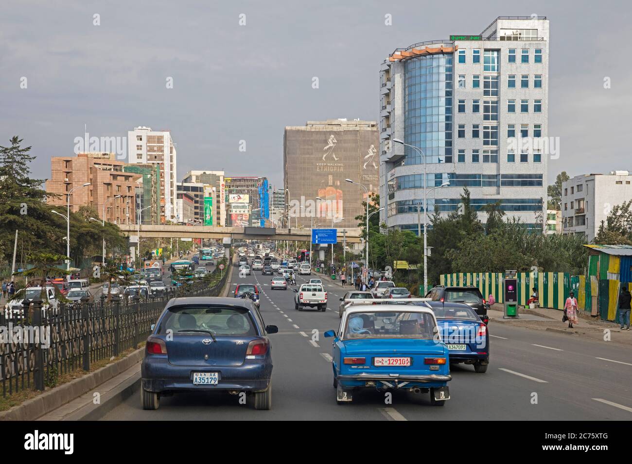 Autos fahren auf verkehrsreichen Straßen in der Stadt Addis Abeba / Addis Abeba, Oromia Region, Äthiopien, Afrika Stockfoto