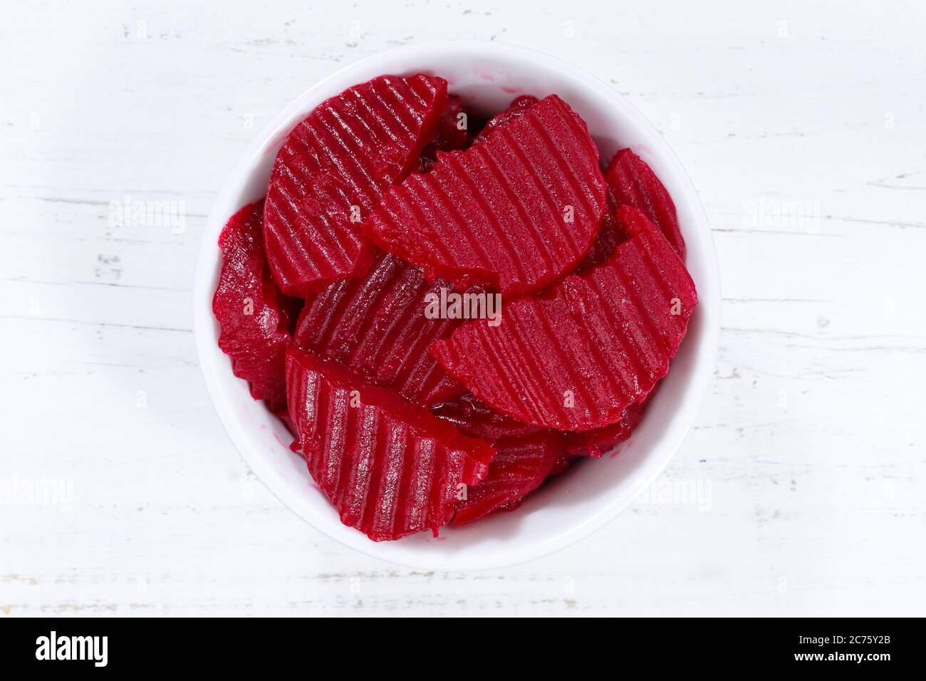 Rote Bete von oben Schüssel auf einem Holzbrett Holz Stockfoto