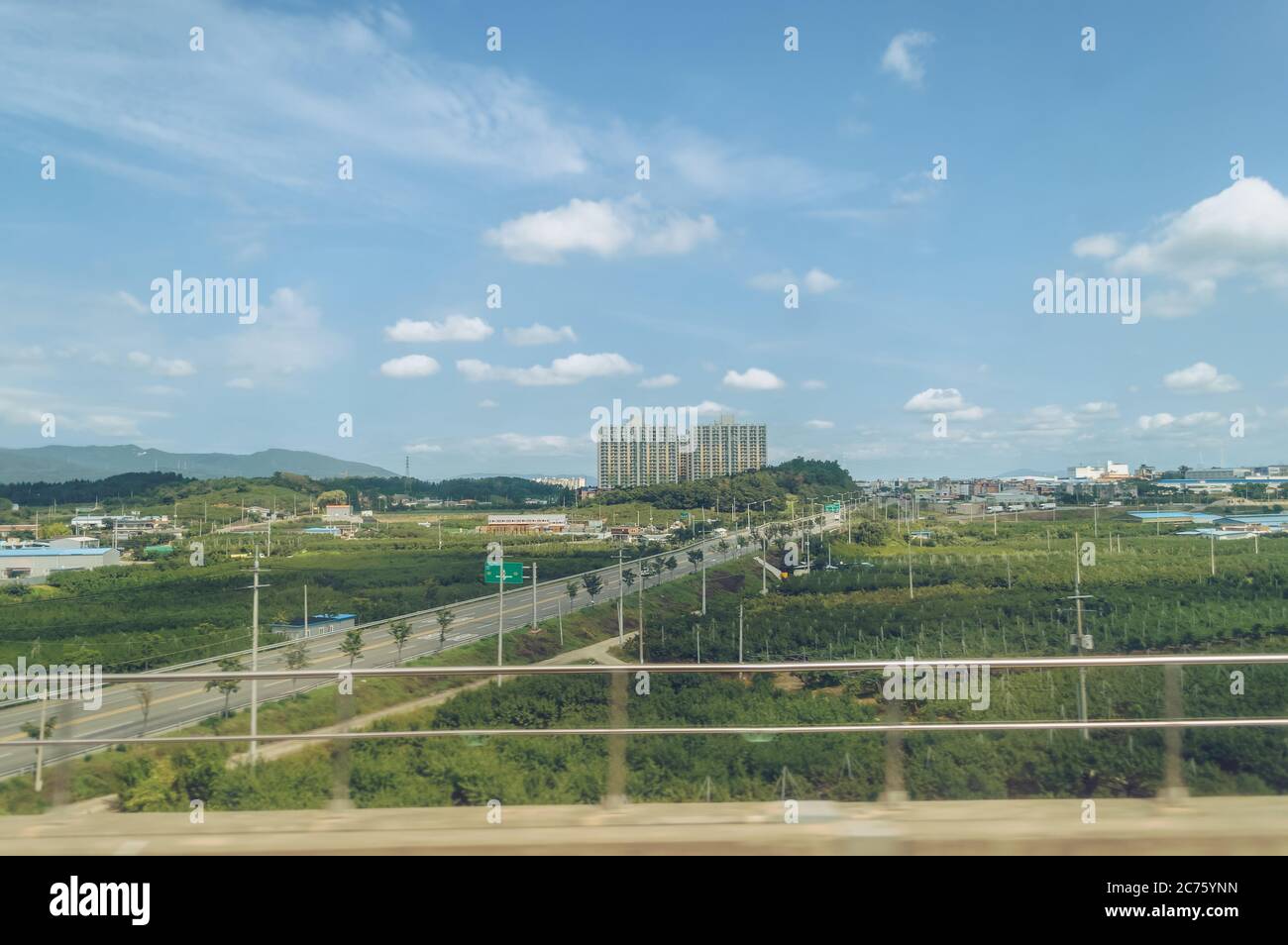 Blick von oben auf der Straße nach südkoreaner Stadt mit Anbau neben Stockfoto