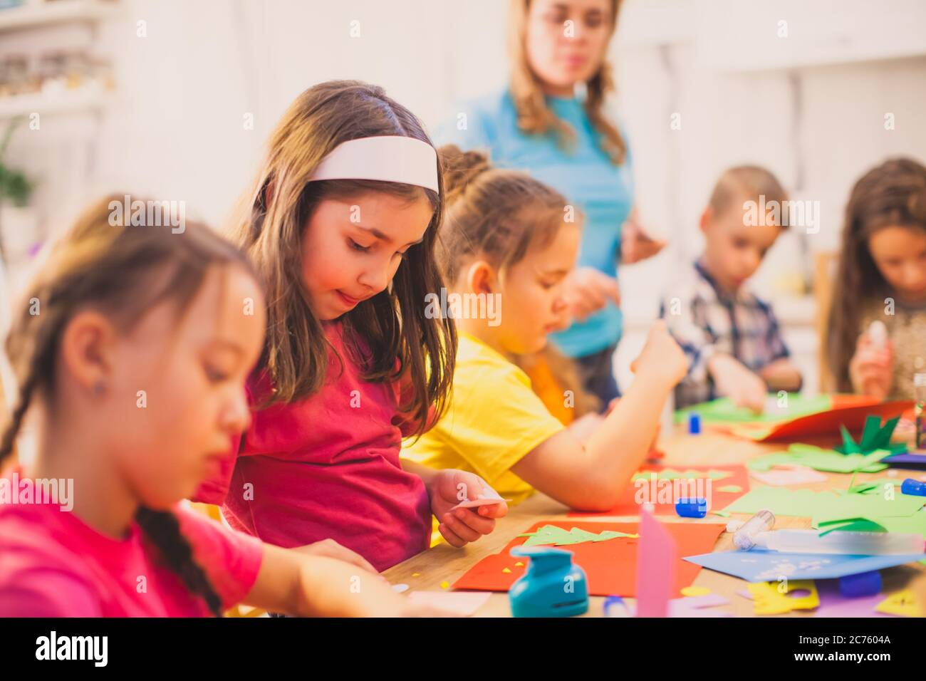 Schulmädchen konzentriert auf die Erstellung handgemachte Grußkarte Stockfoto