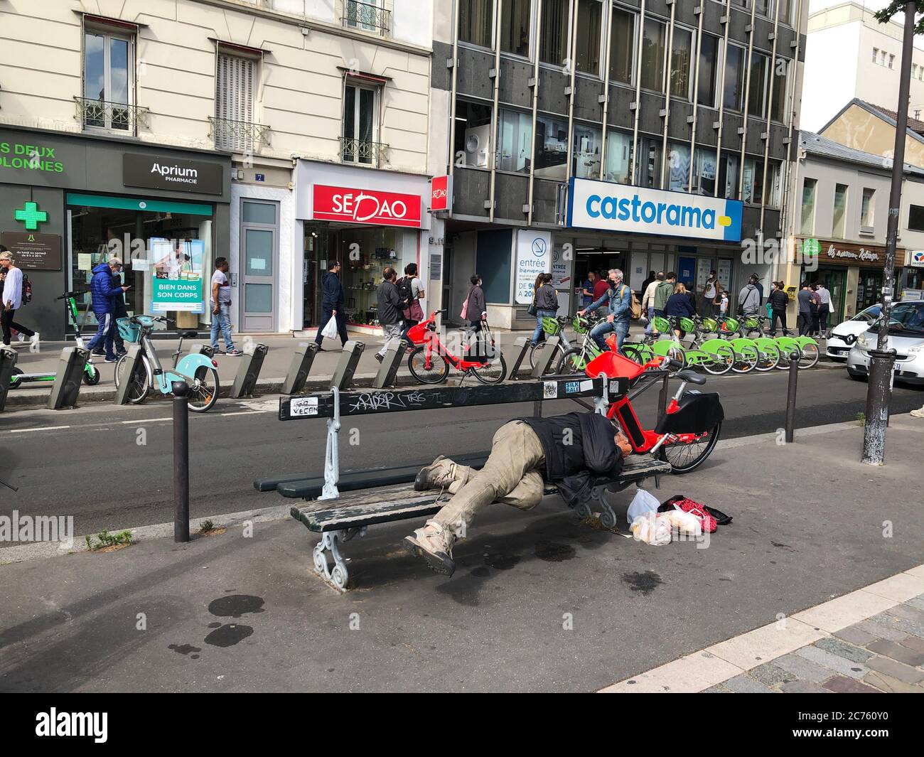 Paris, Frankreich, Obdachloser, der draußen auf der Straße rauh schläft Stockfoto