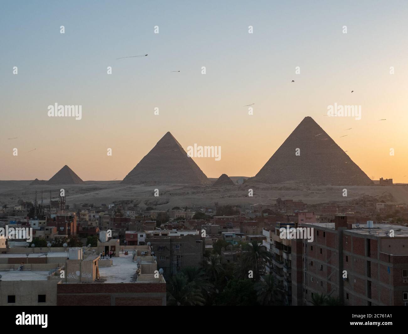 Blick auf die Pyramiden bei Sonnenuntergang vom Dach von gizeh Stockfoto
