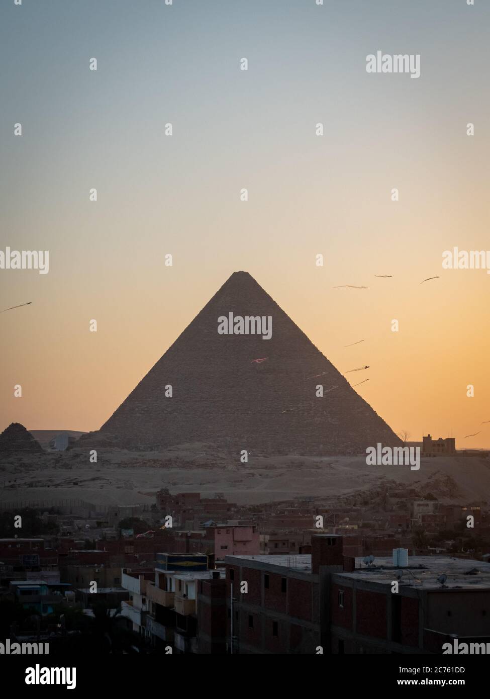 Blick auf die Pyramiden bei Sonnenuntergang vom Dach von gizeh Stockfoto