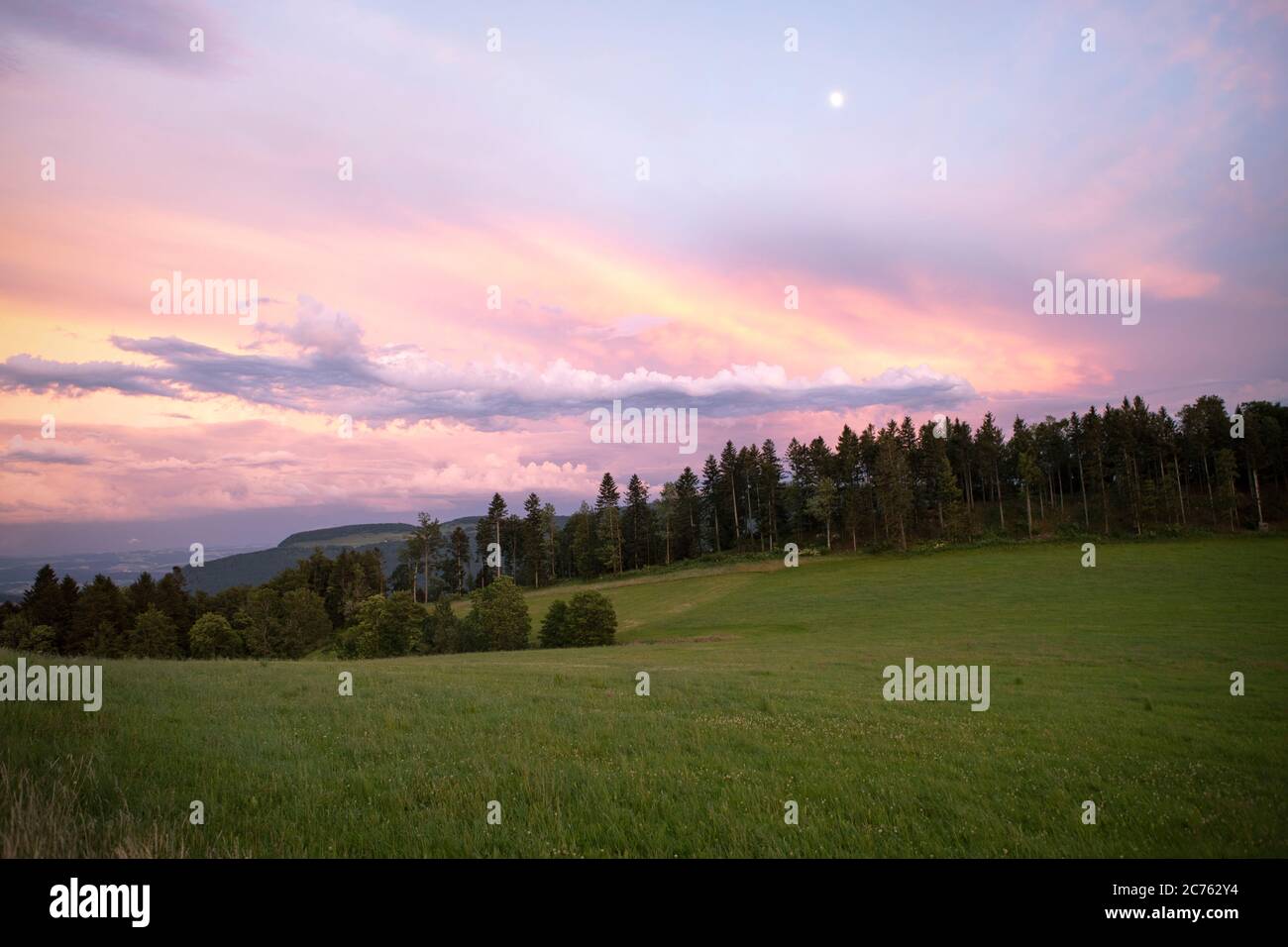 Hervorragender Abendhimmel mit magischen lila und rosa Wolken. Landschaft Dämmerung Landschaft, schweizer Berge. Stockfoto