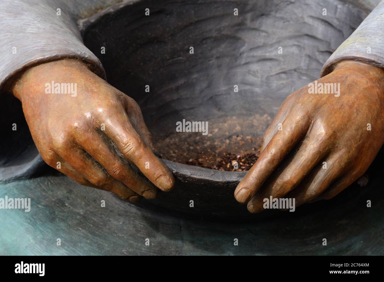 Eine Bronzestatue in einem Museum in Santa Fe, New Mexico, zeigt eine indianische Frau, die eine Mahlzeit zubereitet. Stockfoto