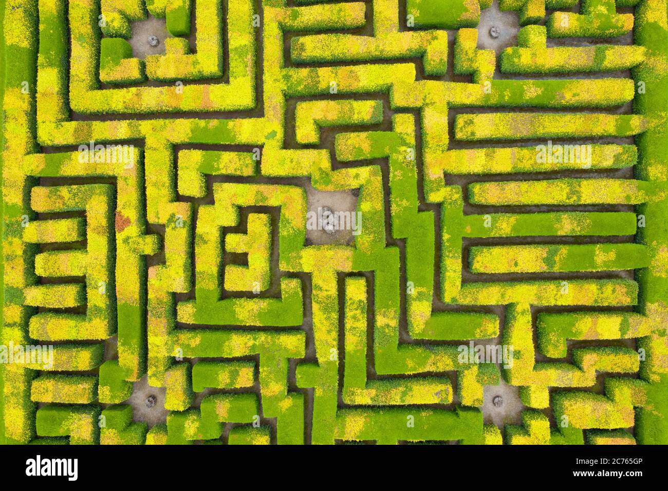 Innerleithen, Schottland, Großbritannien. 14. Juli 2020, Luftaufnahme des Labyrinths im Traquair House in den Scottish Borders, dem ältesten bewohnten Haus Schottlands. Das Haus bereitet sich auf die Wiedereröffnung für die Öffentlichkeit am Freitag vor. Der Zugang zum Labyrinth wird auf jeweils einen Haushalt beschränkt. Iain Masterton/Alamy Live News Stockfoto
