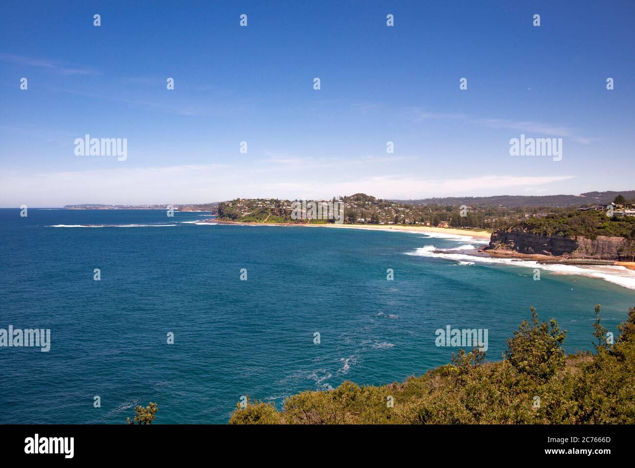 Panoramablick von EINEM kleinen Aussichtspunkt Bilgola und den nördlichen Stränden Sydney Australien Stockfoto