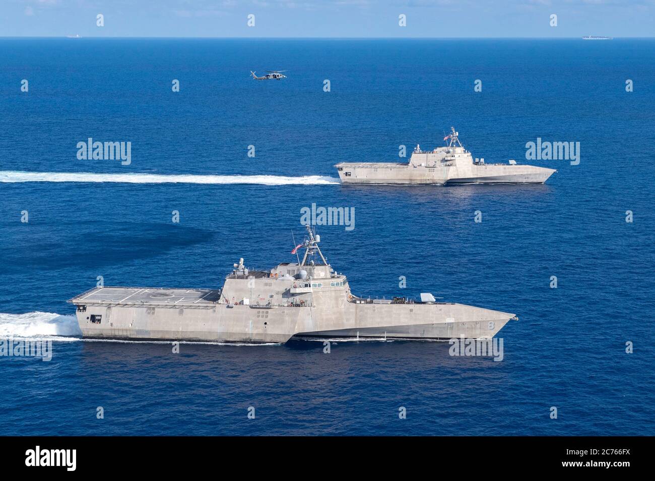 Die US Navy Independence-Variant Littoral Combat Ships USS Montgomery, Bottom und die USS Gabrielle Giffords während einer Präsenz Patrouille in internationalen Gewässern 29. Januar 2020 im Südchinesischen Meer. Stockfoto