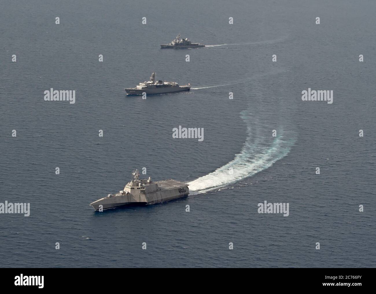 Das US Navy Independence-variant Littoral Combat Ship USS Gabrielle Giffords, unten, während einer gemeinsamen Patrouille mit dem Japan Maritime Self-Defense Kashima Klasse Kadettentrainingsschiff JS Kashima und Force Hatsuyuki-Klasse Zerstörer JS Shimayuki in International Waters 23. Juni 2020 im Südchinesischen Meer. Stockfoto