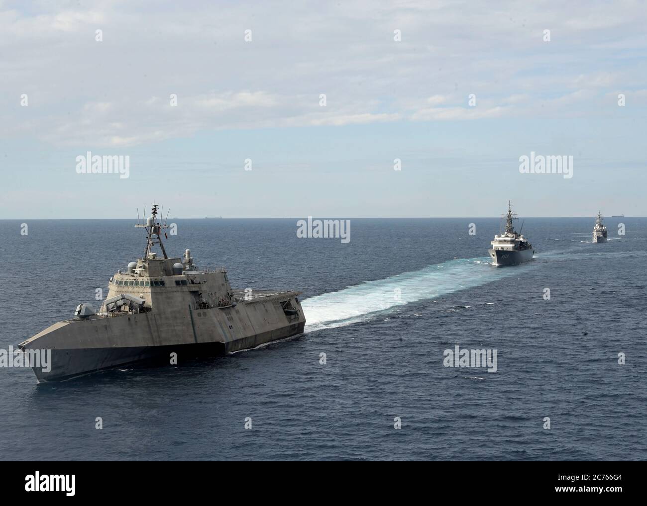 Das US Navy Independence-Variant Littoral Combat Ship USS Gabrielle Giffords während einer gemeinsamen Patrouille mit dem Japan Maritime Self-Defense Kashima Klasse Kadettentrainingsschiff JS Kashima und Force Hatsuyuki-Klasse Zerstörer JS Shimayuki in International Waters 23. Juni 2020 im Südchinesischen Meer. Stockfoto
