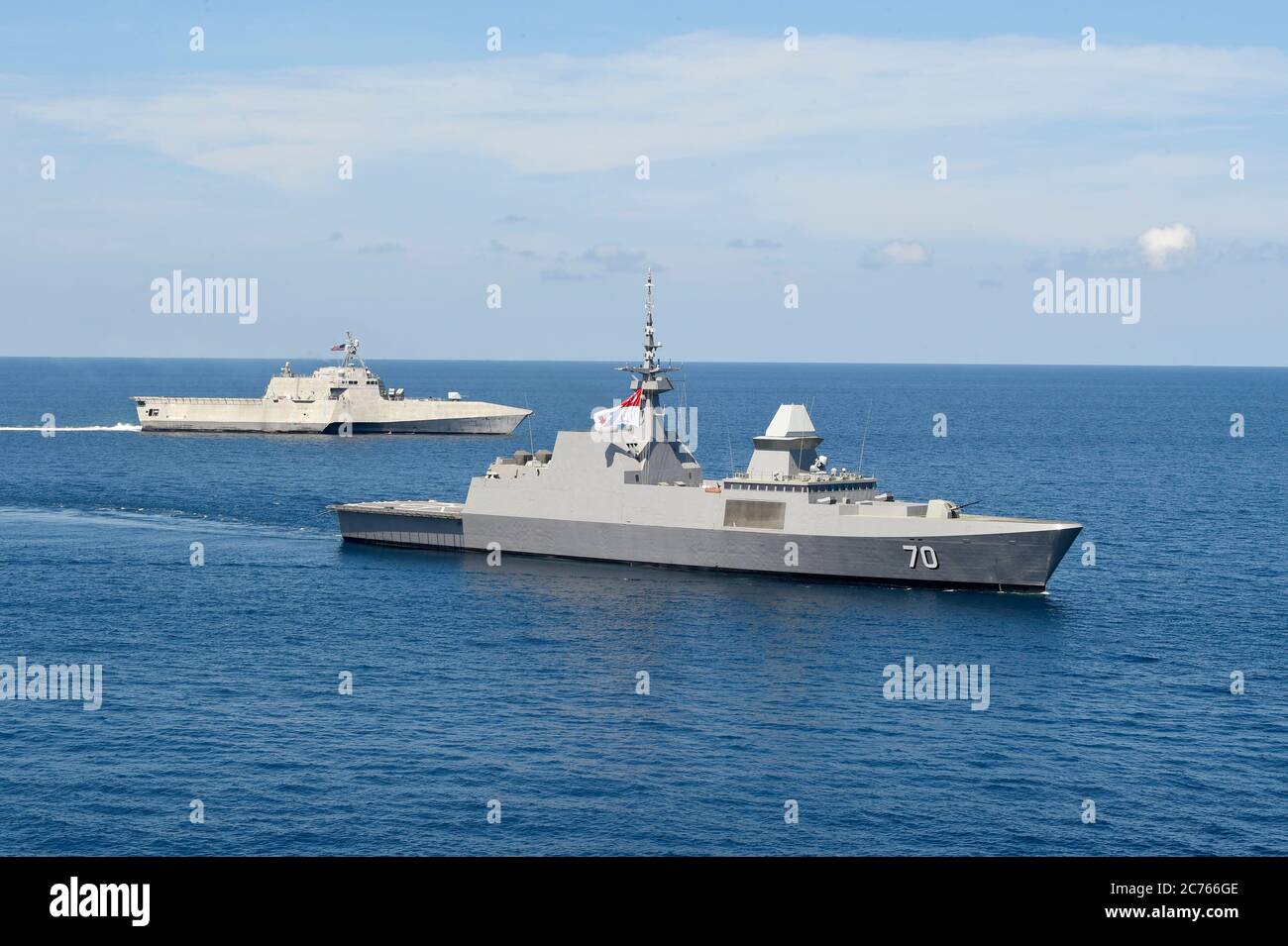 Das US Navy Independence-Variante Littoral Combat Ship USS Gabrielle Giffords patrouilliert neben der Republik Singapur Navy beeindruckende Multi-Rolle Stealth Fregatte RSS standhaft, rechts, in internationalen Gewässern 25. Mai 2020 im Südchinesischen Meer. Stockfoto