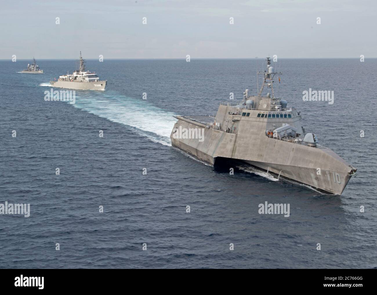 Das US Navy Independence-variant Littoral Combat Ship USS Gabrielle Giffords, rechts, während einer gemeinsamen Patrouille mit dem Japan Maritime Self-Defense Kashima Class Kadettentrainingsschiff JS Kashima und Force Hatsuyuki-Class Zerstörer JS Shimayuki in International Waters 23. Juni 2020 im Südchinesischen Meer. Stockfoto