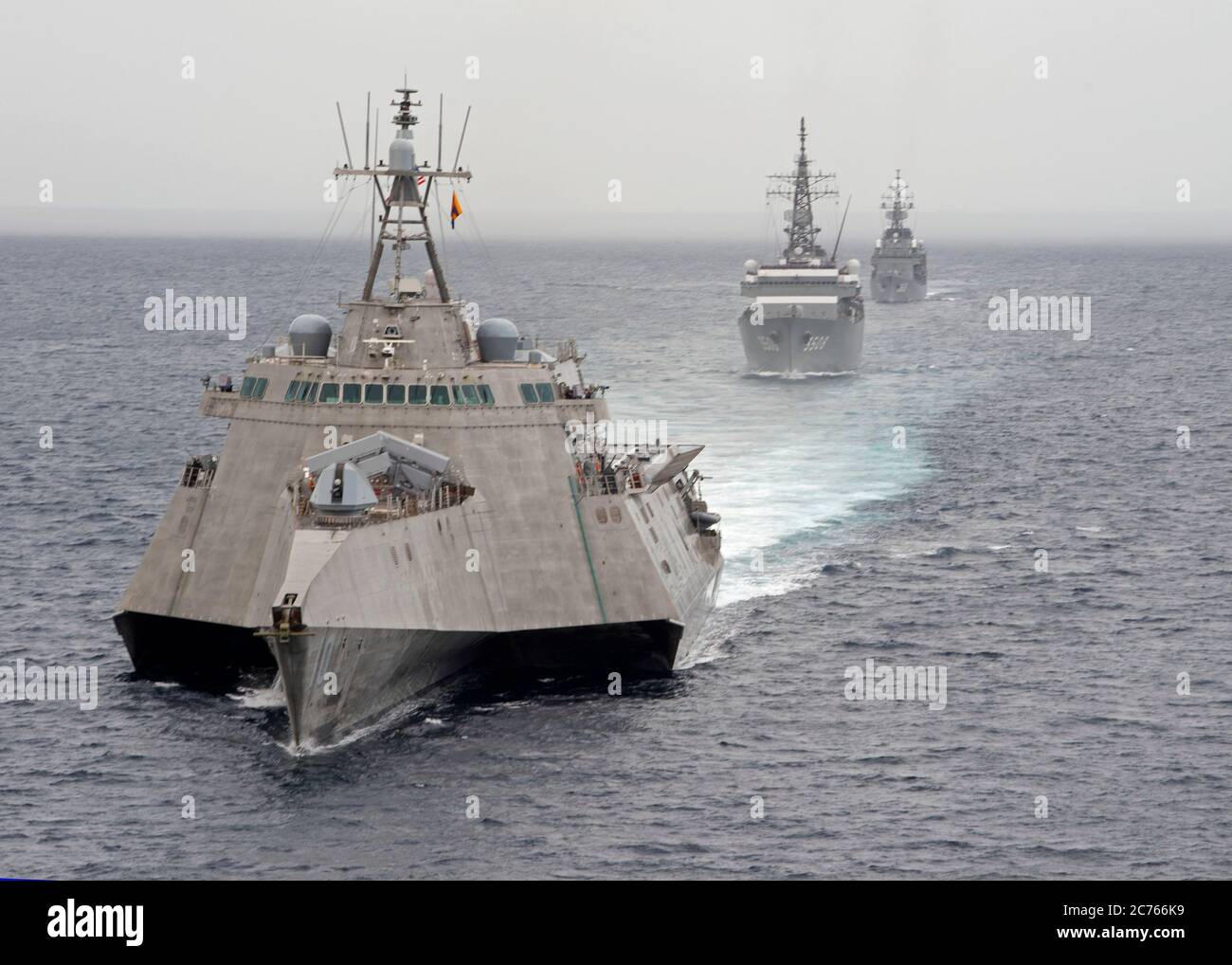 Das US Navy Independence-Variant Littoral Combat Ship USS Gabrielle Giffords während einer gemeinsamen Patrouille mit dem Japan Maritime Self-Defense Kashima Klasse Kadettentrainingsschiff JS Kashima und Force Hatsuyuki-Klasse Zerstörer JS Shimayuki in International Waters 23. Juni 2020 im Südchinesischen Meer. Stockfoto
