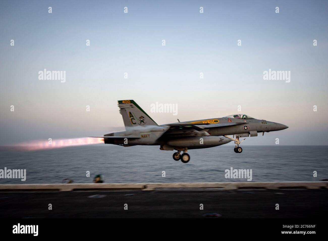 Ein US Navy F/A-18E Super Hornet Kampfflugzeug, das an die Gunslingers of Strike Fighter Squadron 105 angeschlossen ist, startet vom Flugdeck des Nimitz-Klasse Flugzeugträgers USS Dwight D. Eisenhower während des Betriebs am 26. Juni 2020 im Arabischen Meer. Stockfoto