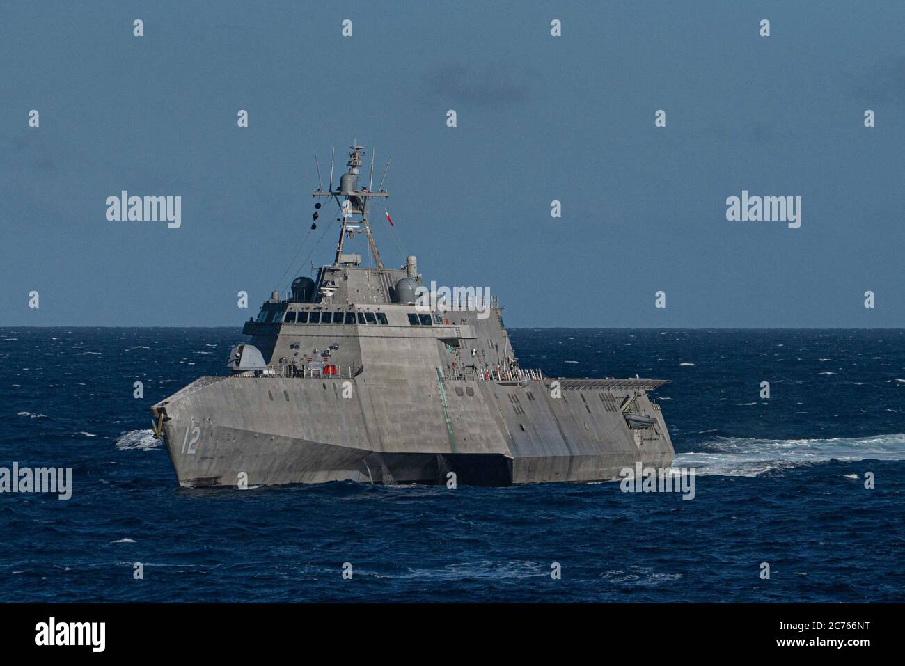Das US Navy Independence-Variant Littoral Combat Ship USS Omaha unterwegs während einer zusammengesetzten Trainingsübung mit der Nimitz Carrier Strike Group 19. Mai 2020 im Südchinesischen Meer. Stockfoto